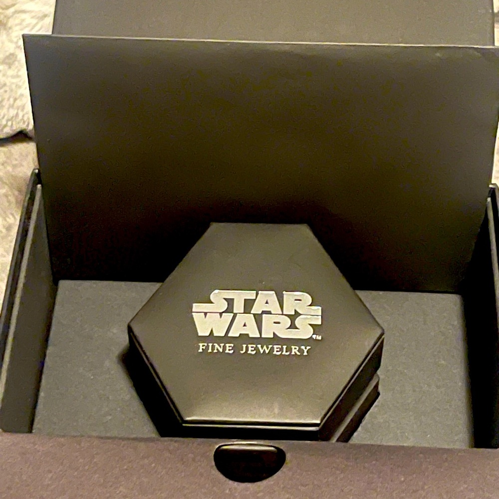 The Mandalorian diamonds pendant for a total diamond weight of 1/10 cwt